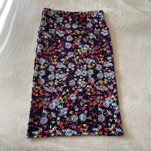 LuLaRoe Dresses & Skirts - Lularoe Cassie skirt xs